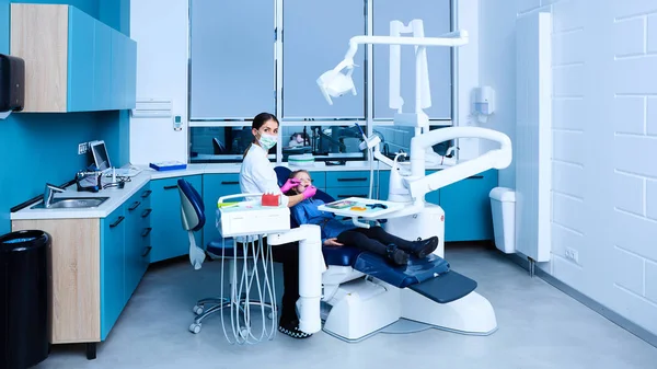 O pequeno paciente do consultório de dentistas — Fotografia de Stock