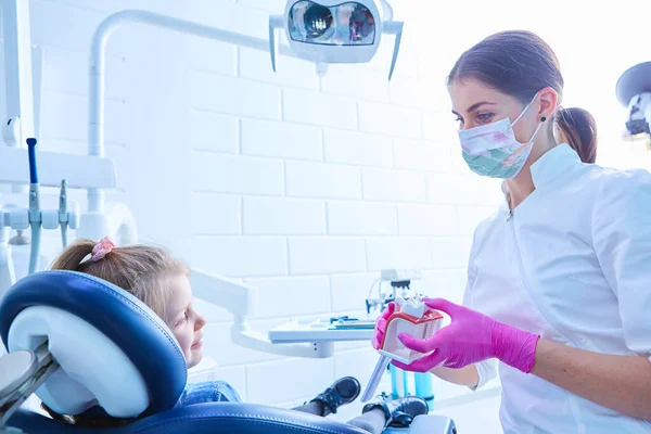 The little patient at the dentists office — ストック写真