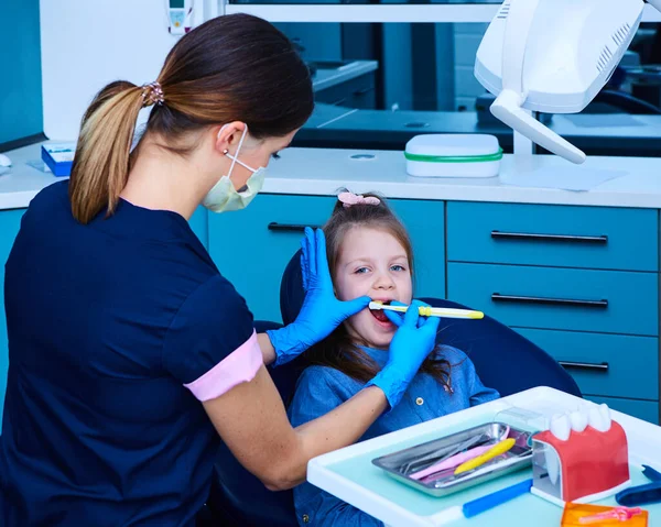 The little patient at the dentists office — Stock Photo, Image