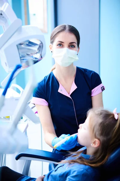 O pequeno paciente do consultório de dentistas — Fotografia de Stock