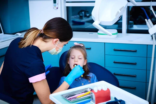 O pequeno paciente do consultório de dentistas — Fotografia de Stock