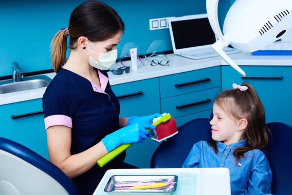 The little patient at the dentists office — ストック写真