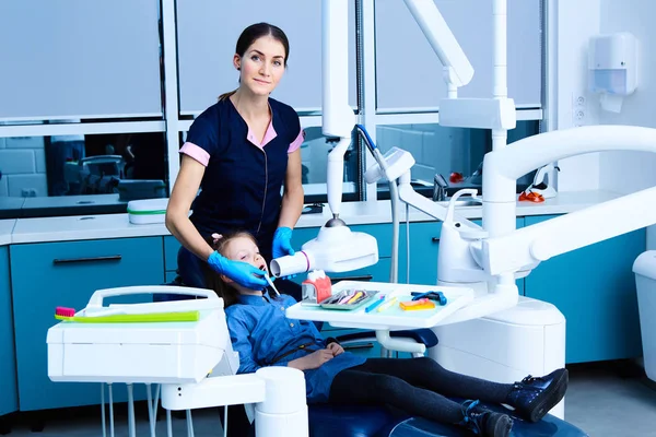 The little patient at the dentists office — Stockfoto