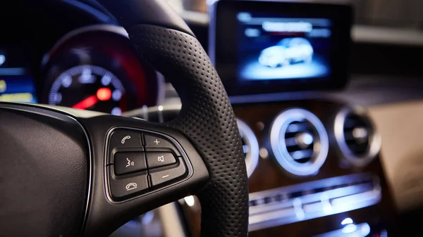 The cars multifunction steering wheel. Interior shot. — Stock Photo, Image