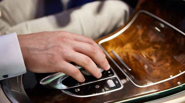 Mano del conductor sosteniendo la transmisión automática en el coche. Varón cambiando los niveles de la caja de cambios automática en el coche. Concepto de conducción. Dof poco profundo —  Fotos de Stock