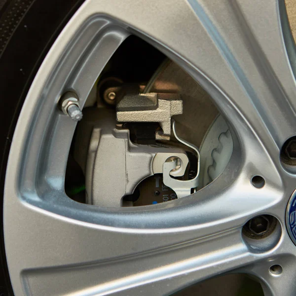 Часть современного нового колесного автомобиля с дисковым тормозом — стоковое фото