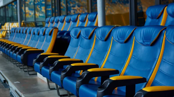 スポーツ スタジアムの青い椅子 — ストック写真