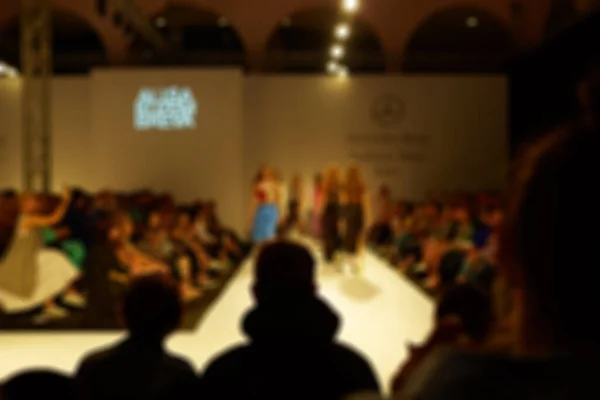 Pasarela de moda fuera de foco — Foto de Stock