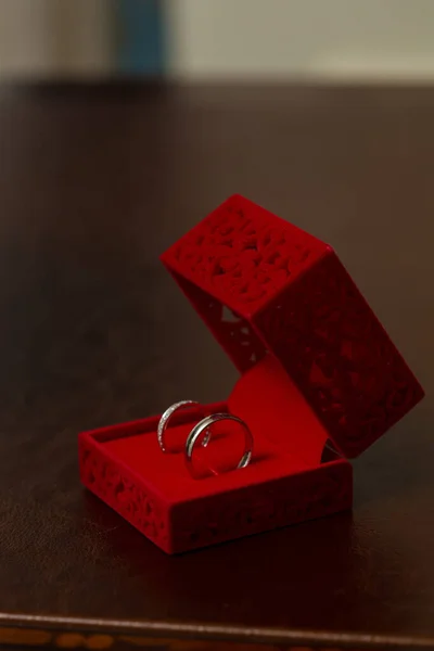 빨간 벨벳 실크 상자에 결혼 반지 — 스톡 사진