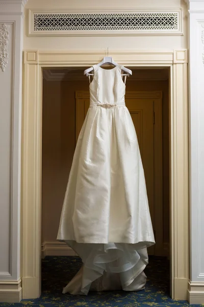 Свадебное платье, повешенное у двери . — стоковое фото