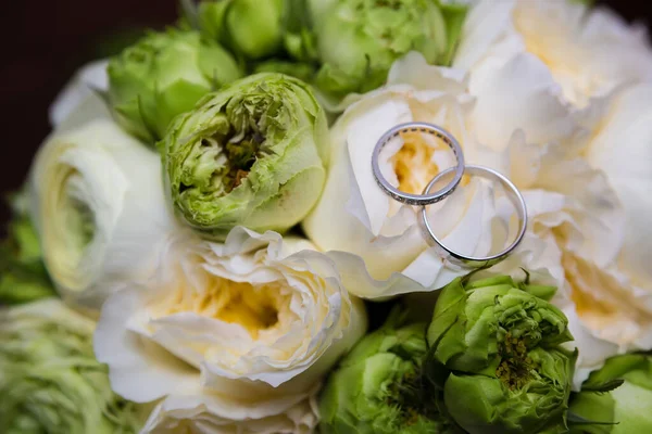 白バラとシルバー結婚指輪の花束. — ストック写真