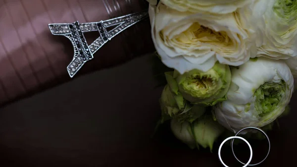 Букет з білих троянд і срібних обручок . — стокове фото
