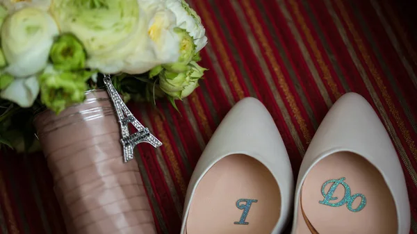 Wedding shoes and wedding bouquet of white roses and words I and Do. — Stock Photo, Image