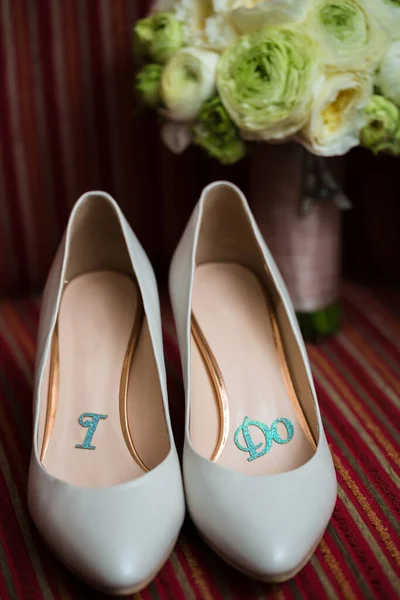 白いバラと言葉の結婚式の靴と結婚式の花束私と行う. — ストック写真