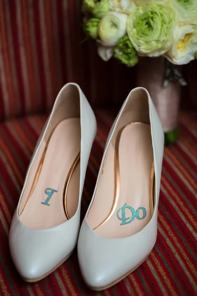 Zapatos de boda y ramo de boda de rosas blancas y palabras I y Do . —  Fotos de Stock