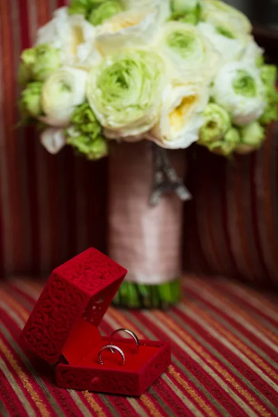 빨간 벨벳 실크 상자에 럭셔리 다이아몬드 결혼 반지 — 스톡 사진
