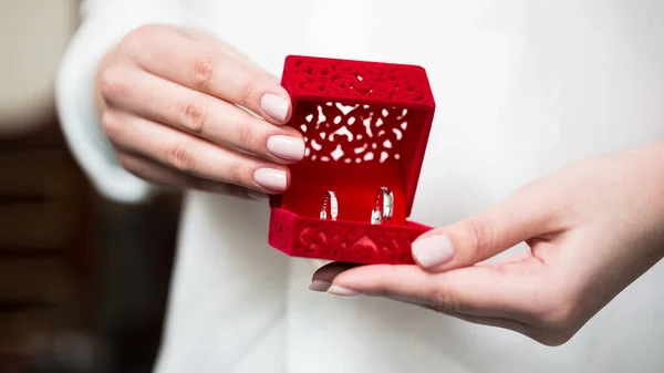 Anillo de boda en caja de seda de terciopelo rojo — Foto de Stock