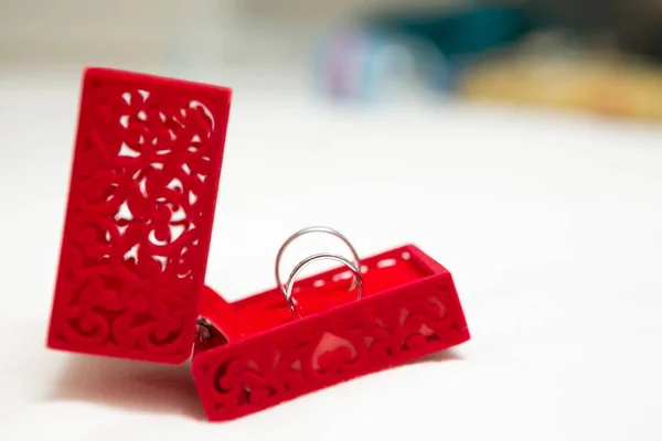 Anel de casamento em caixa de seda de veludo vermelho — Fotografia de Stock