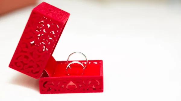 在红色的天鹅绒的丝绸盒子的结婚戒指 — 图库照片