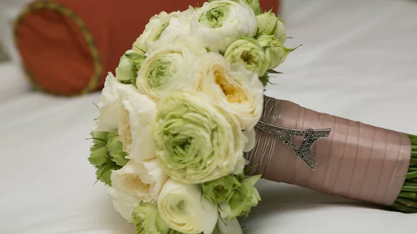Bukett med vita rosor och silver vigselringar. — Stockfoto
