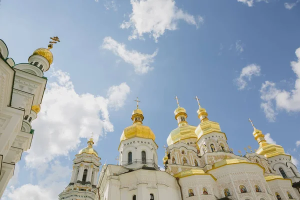 Chiesa ortodossa bianca contro il cielo blu . — Foto Stock