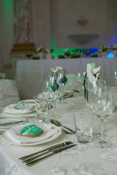 Table élégante mise en place pour banquet de mariage — Photo