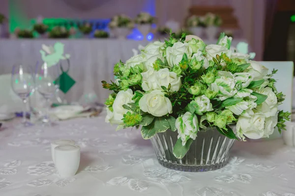 Bröllop bordsdekoration, bröllop inställning, bröllop blommor på bordet, grunt skärpedjup — Stockfoto
