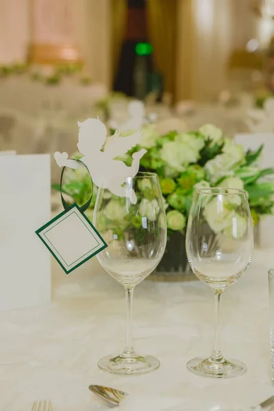 Wedding table decoration, wedding setting, wedding flowers on table, shallow depth of field — Stock Photo, Image