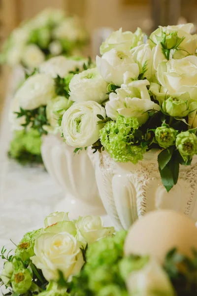 Décoration de table de mariage, cadre de mariage, fleurs de mariage sur la table, faible profondeur de champ — Photo