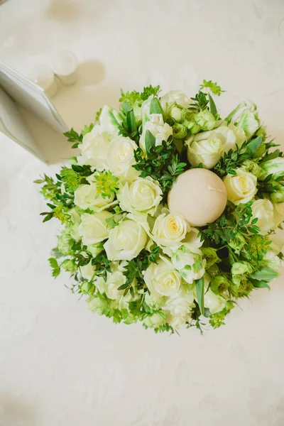 Wedding table decoration, wedding setting, wedding flowers on table, shallow depth of field — Stock Photo, Image