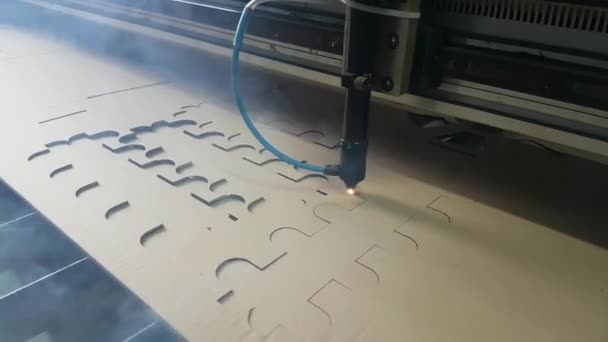 Laserschneiden konstruierter Teile aus Pappe. — Stockvideo
