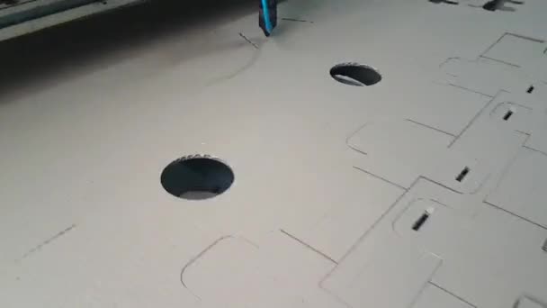 Découpe laser de pièces conçues à partir de carton .