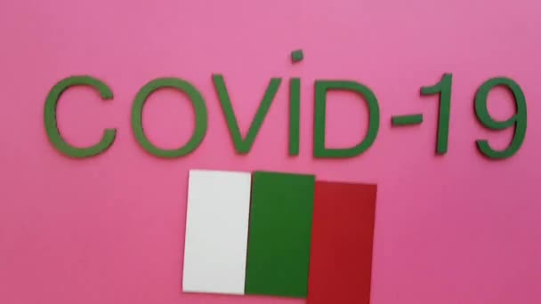 意大利的考洛纳威病毒或Covid 19中国病毒 意大利国旗和单词Covid 环路动画 健康和病毒爆发概念 — 图库视频影像