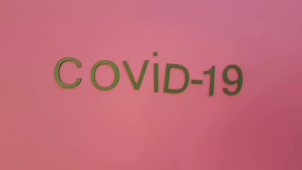 Covid Coronavirus Pembe Arka Plandaki Yeşil Harflerden Gelen Kelime Haber — Stok video