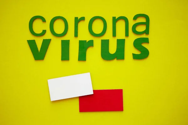 ポーランドの旗と言葉Coronavirusは 黄色の背景に隔離された緑色の段ボール文字で作られています 世界保健機関 Who Covid 19という名前のコロナウイルス病の新しい正式名称を導入しました — ストック写真