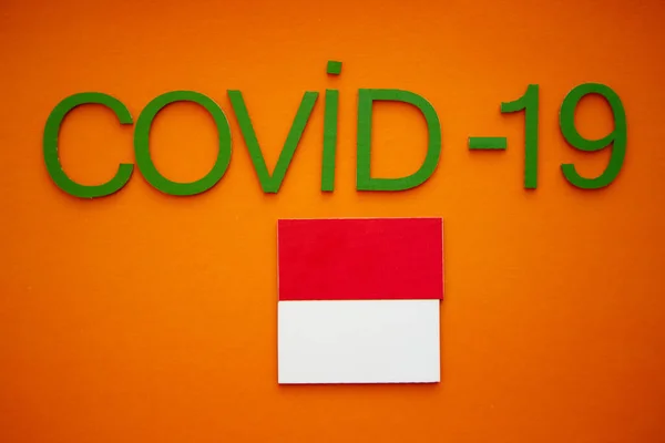 Прапор Індонезії Слово Covid Зроблений Зелених Картонних Листів Ізольованих Помаранчевому — стокове фото