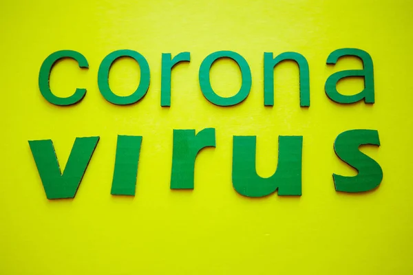 Parola Coronavirus Fatta Lettere Cartone Verde Isolata Sfondo Giallo Organizzazione — Foto Stock