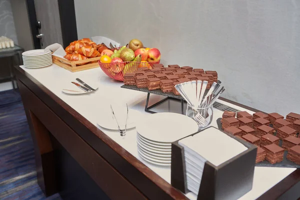 Харчування на бізнес-конференції "Кавовий столик на бізнес-семінарі зі свіжою випічкою, напоями та фруктами — стокове фото
