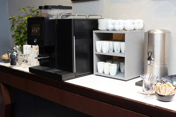 Koffie, kopjes op cateringtafel op conferentie of bruiloftsbanket. Groep lege witte keramische kopjes voor koffie of thee in het buitenbuffet op het zakelijke bijeenkomst of hotel. — Stockfoto