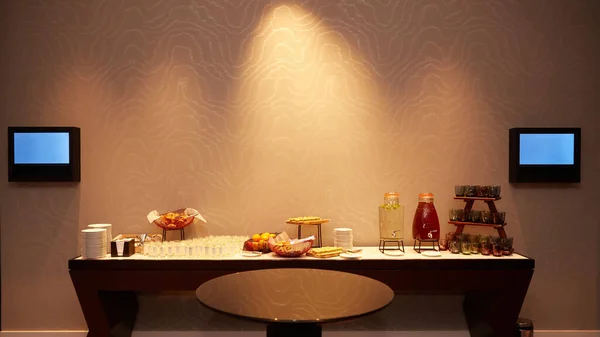 Catering em uma conferência de negócios Mesa de café no seminário de negócios com padaria fresca, bebidas e frutas — Fotografia de Stock