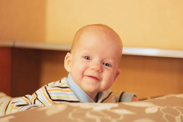 Portret van baby wakker zijn, kijken naar de camera — Stockfoto