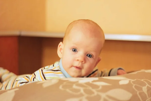 Portret van baby wakker zijn, kijken naar de camera — Stockfoto
