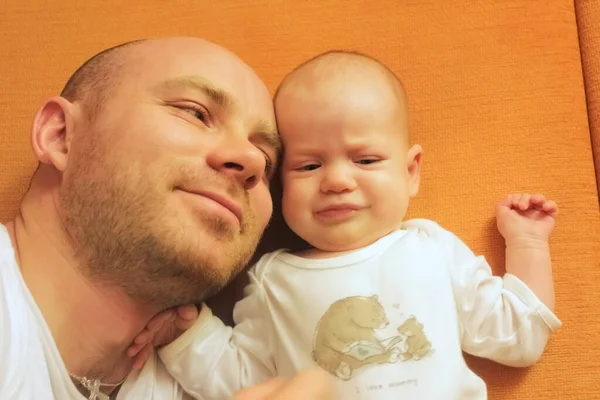 Gelukkig gezin, vader en leuke dochter knuffelen, spelen en lachen samen in bed thuis. mooi klein meisje hebben plezier met papa in bonding tijd, alleenstaande ouder en onderwijs concept. — Stockfoto