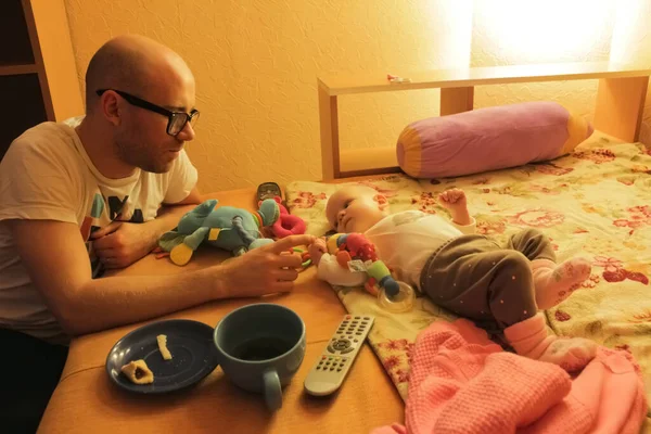 Glückliche Familie, Vater und süße Tochter, die sich zu Hause im Bett umarmen, spielen und lachen. Schönes kleines Mädchen hat Spaß mit Papa in der Bindungszeit, Alleinerziehende und Bildungskonzept. — Stockfoto