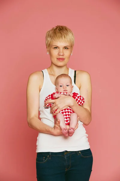 Retrato de una madre con su bebé recién nacido — Foto de Stock