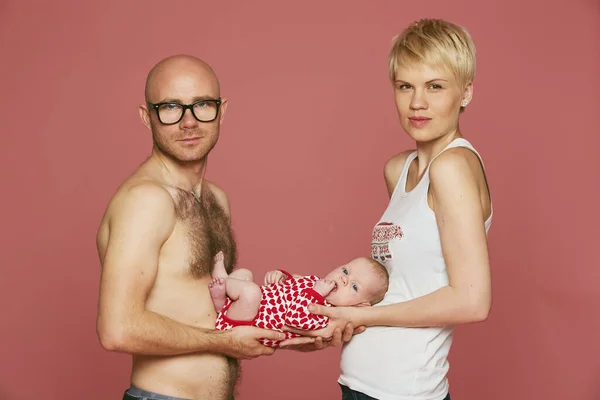 Uma mãe e pai segurando seu bebê recém-nascido em suas mãos . — Fotografia de Stock