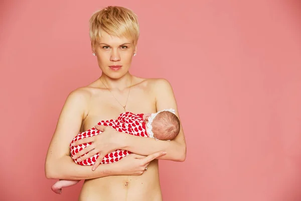Retrato de uma mãe com seu bebê recém-nascido — Fotografia de Stock