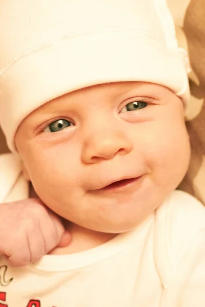 Portret van baby wakker zijn, kijken naar de camera — Stockfoto