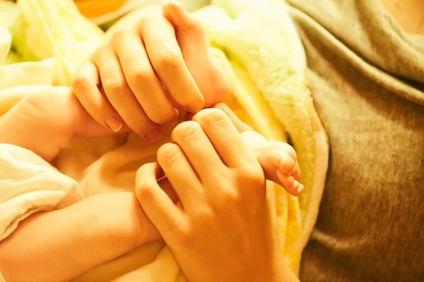 The mother hold feets of newborn baby — Stock Photo, Image