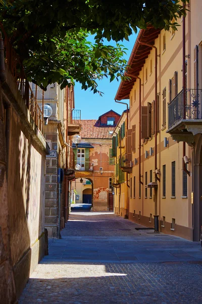 Pusta ulica we włoskim mieście Fossano w prowincji Cuneo, region Piemont, północne Włochy. — Zdjęcie stockowe